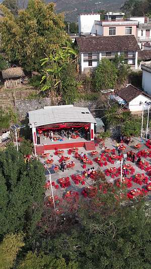 高清竖屏航拍隆林扁牙村开年视频的预览图