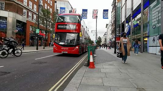 伦敦街头的双层巴士和行人视频的预览图