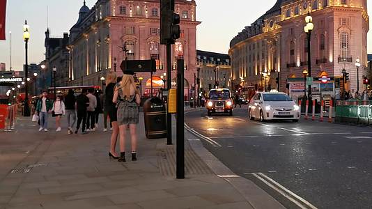 伦敦街头行人和出租车视频的预览图