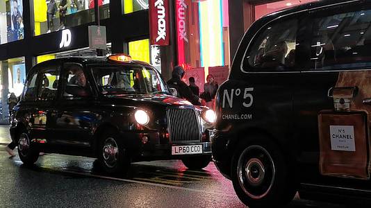 伦敦街头的老爷车式出租车视频的预览图