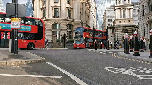 伦敦街头双层巴士和行人等红灯视频的预览图
