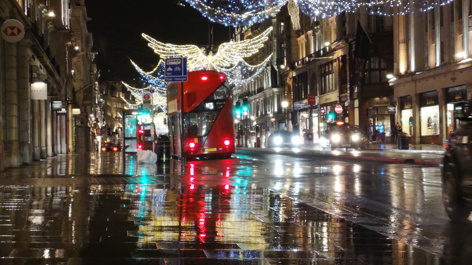 伦敦街头夜景巴士和灯光行人视频的预览图