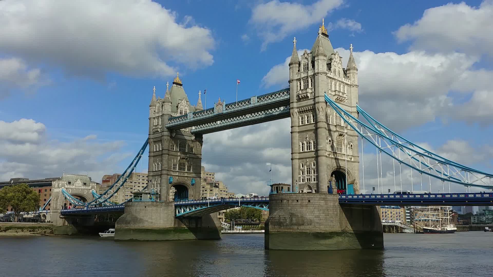 伦敦地标建筑泰晤士河上得塔桥视频的预览图