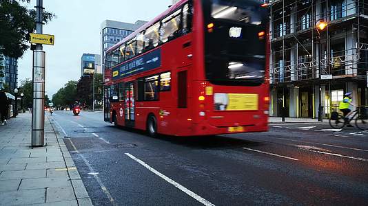 双层巴士驶过伦敦街头视频的预览图