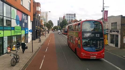 双层巴士第一视角行驶在伦敦街头视频的预览图