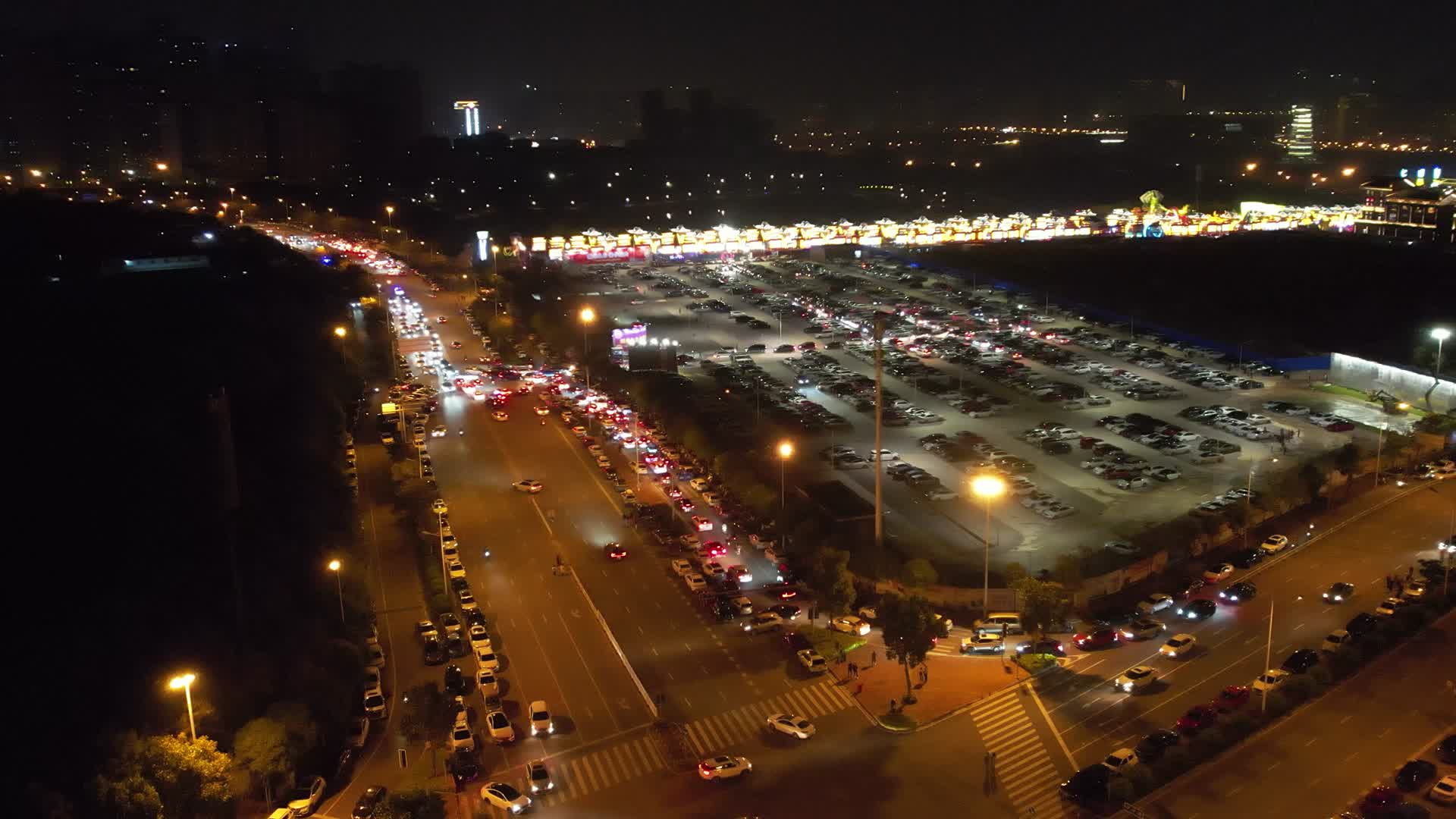 4K航拍南宁之夜停车场视频的预览图