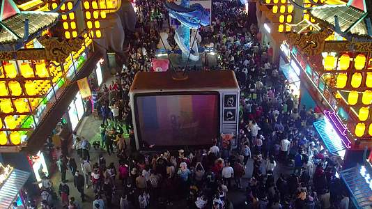 4K航拍南宁之夜拥挤人流视频的预览图