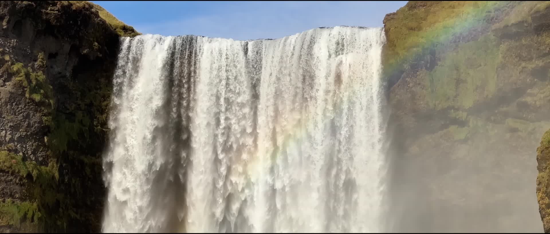 雄伟瀑布水雾彩虹唯美视频的预览图
