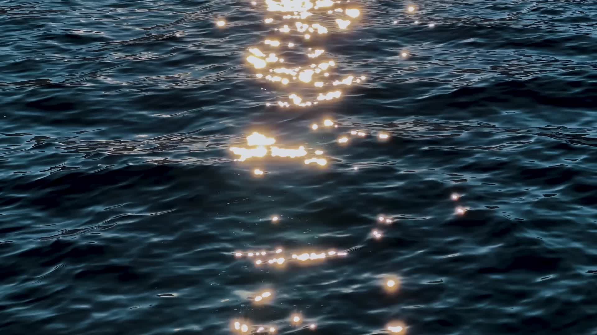 傍晚水面波光粼粼日落夕阳视频的预览图