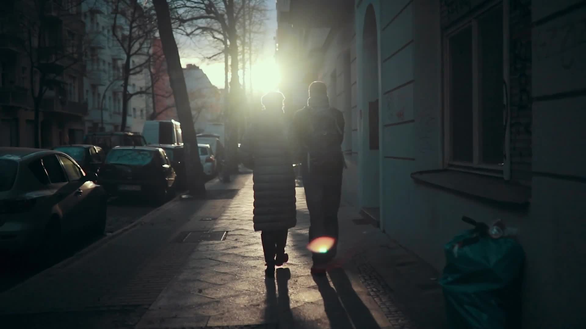 欧洲清晨迎着阳光走在街头的情侣背阴慢镜头视频的预览图