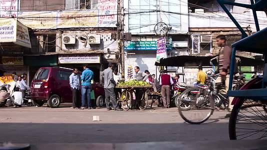 印度东南亚街道集市行人摩托车实拍视频的预览图