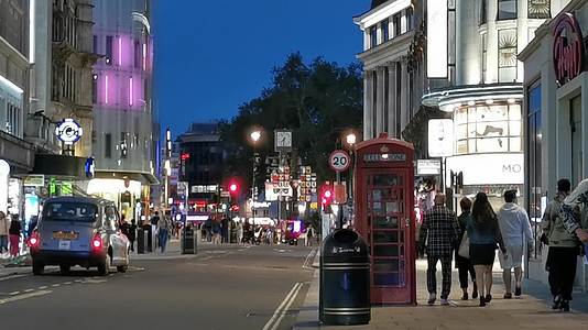 伦敦市中心街道行人交通车流夜景实拍视频的预览图