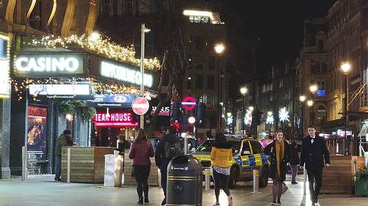 伦敦市中心街道行人交通车流夜景实拍视频的预览图