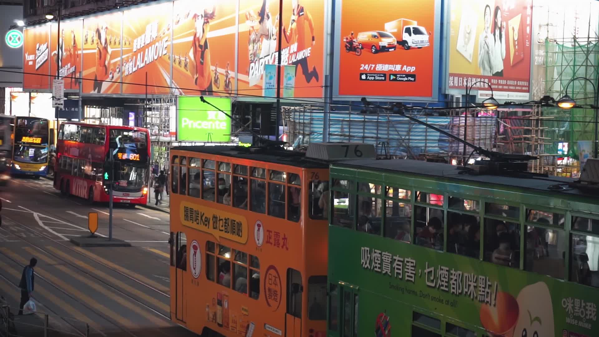 伦敦市中心双层巴士电车街道行人交通车流实拍视频的预览图