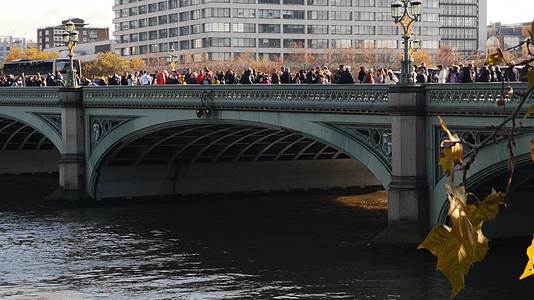 桥上的人群欧洲风光城市地标泰晤士河视频的预览图