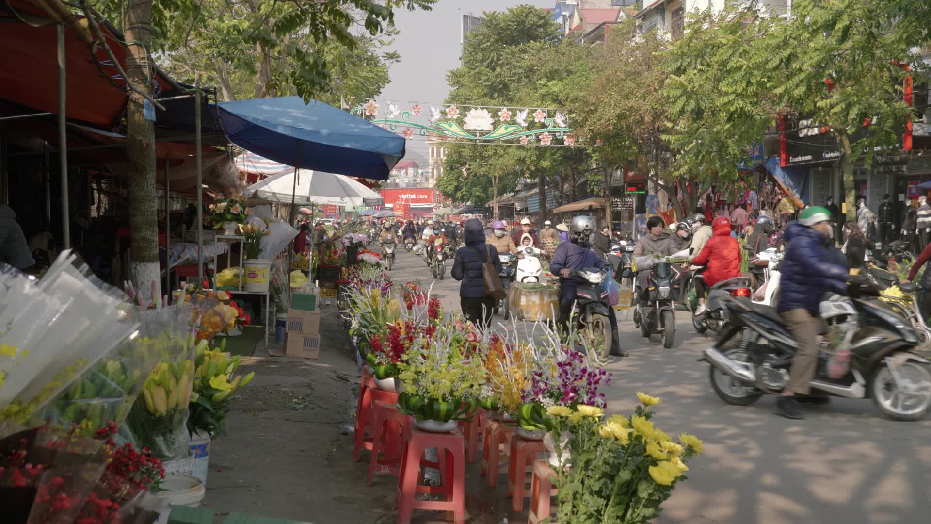 东南亚街道集市行人摩托车实拍视频的预览图