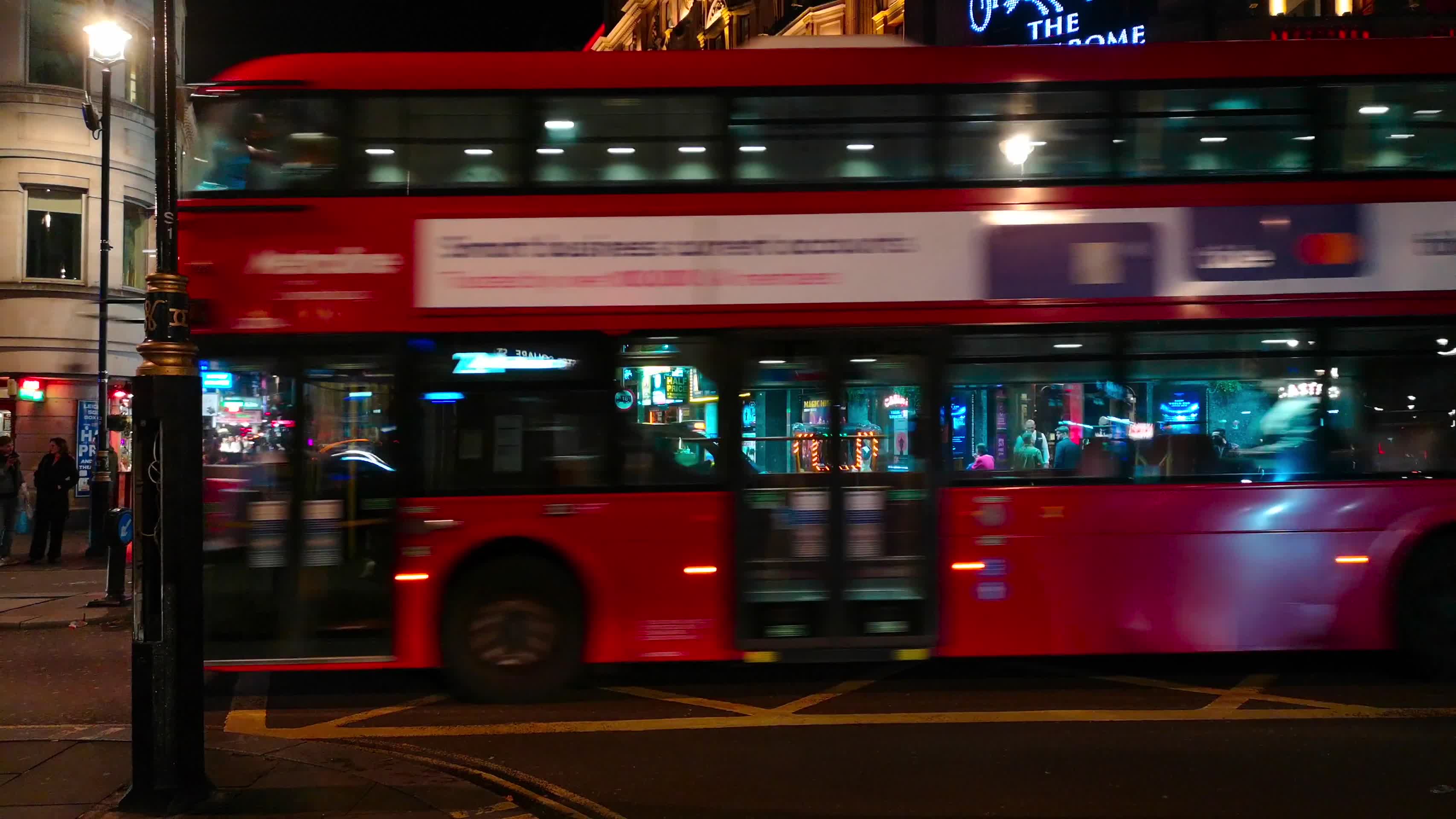 伦敦市中心街道双层巴士行人交通车流实拍视频的预览图