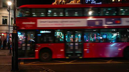 伦敦市中心街道双层巴士行人交通车流实拍视频的预览图