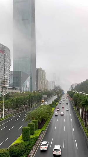 雾雨天城市道路车辆行驶视频的预览图