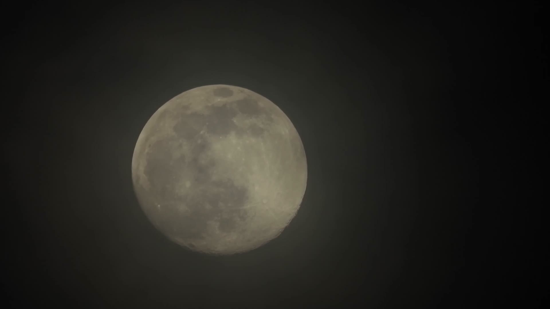 夜空满月乌云雾霾阴森视频的预览图