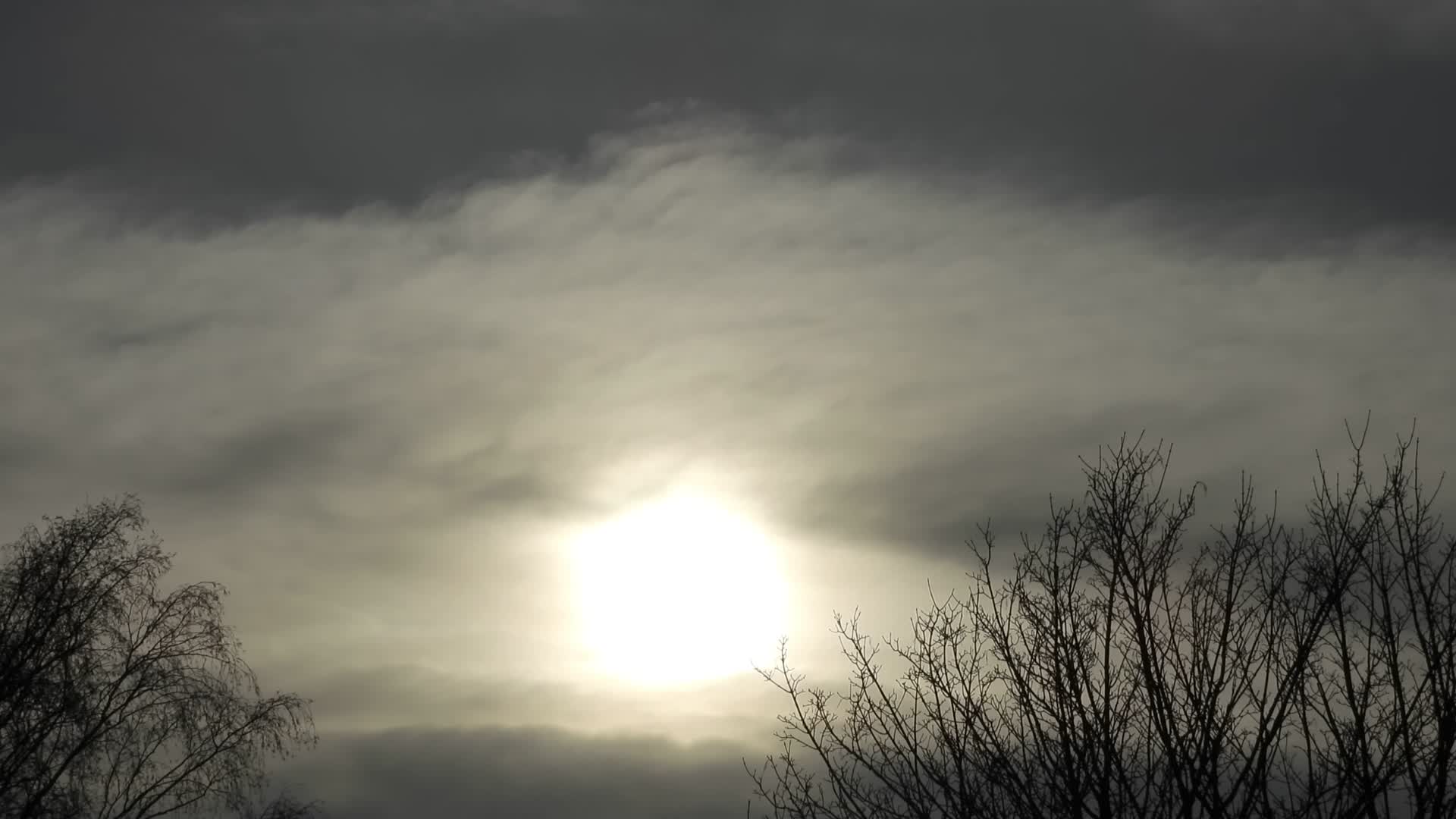 冬季北方城市雾霾乌云太阳昏暗视频的预览图