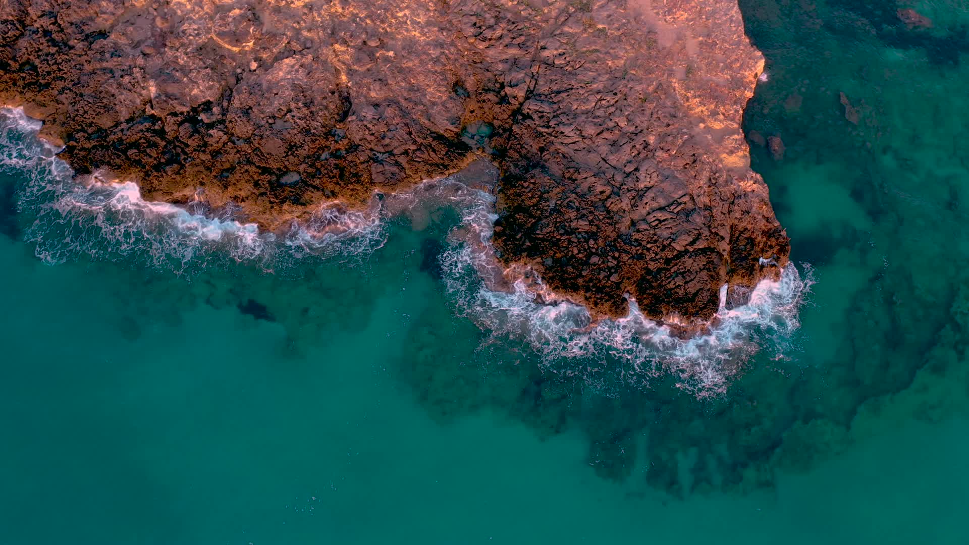 宽阔的大海海滩礁石海浪4k实拍视频的预览图