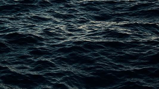 深蓝晃动的海水波光粼粼的海面视频的预览图