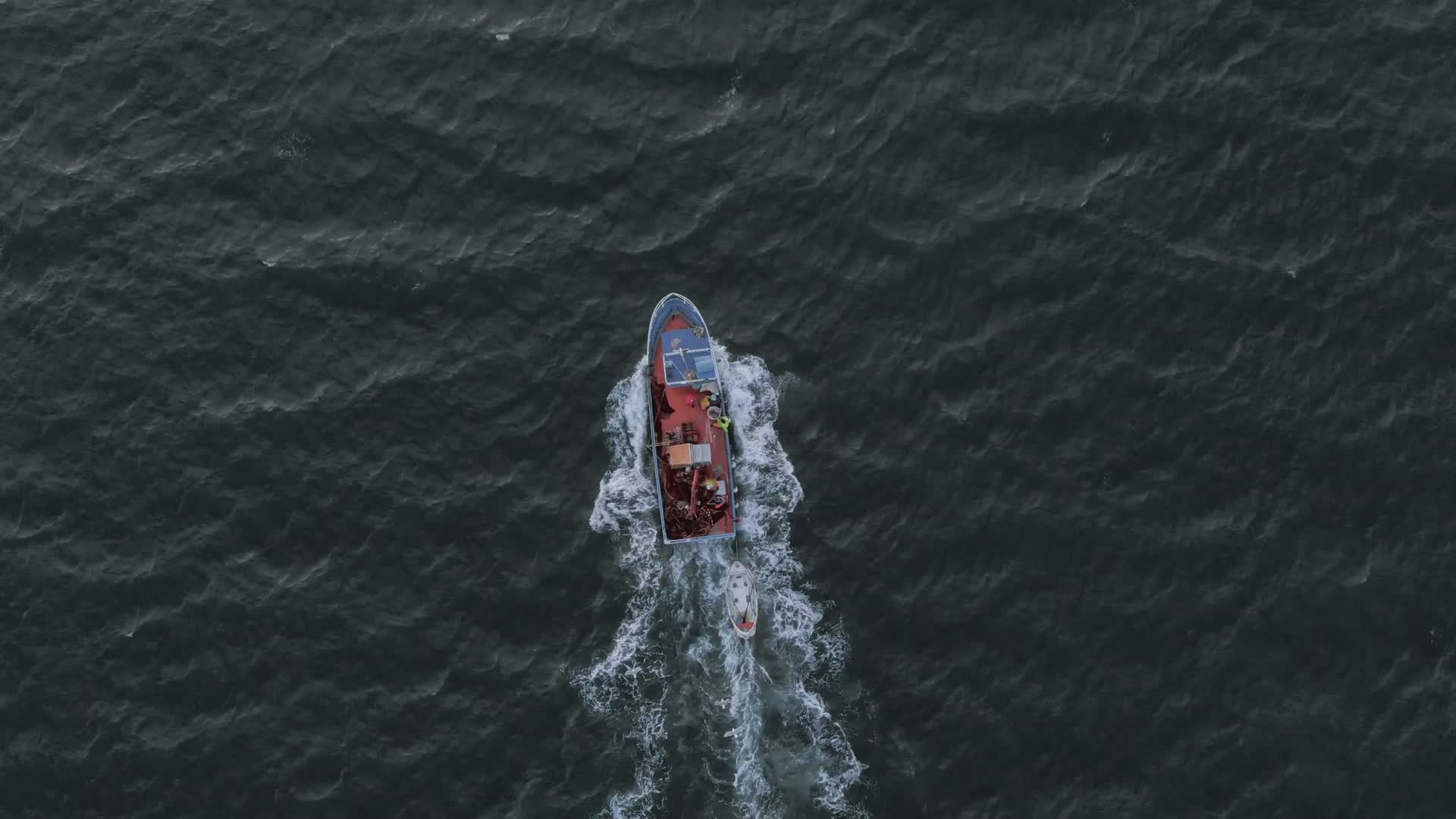 行驶在大海的轮船俯拍4k视频的预览图