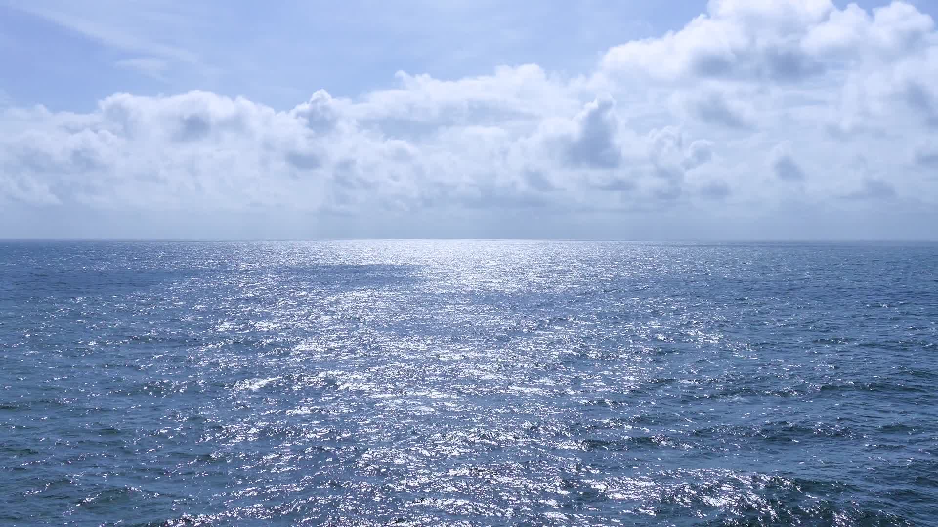 宽阔无边的海面和远处的云层视频的预览图