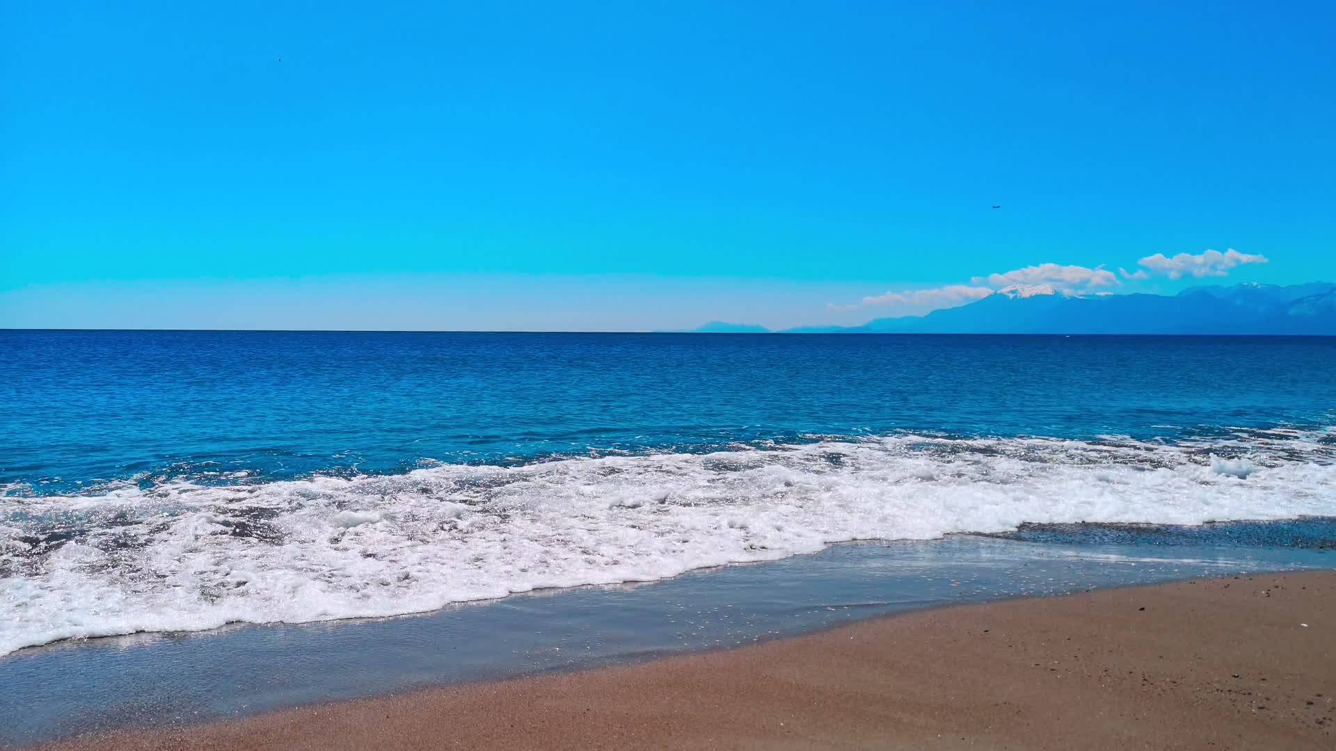 4k海浪冲向岸边的沙滩海岸线视频的预览图