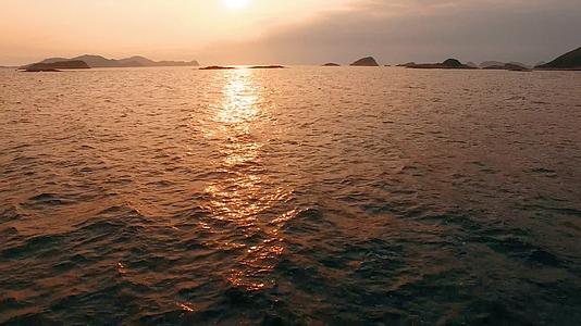波光粼粼的金色海面夕阳西下视频的预览图