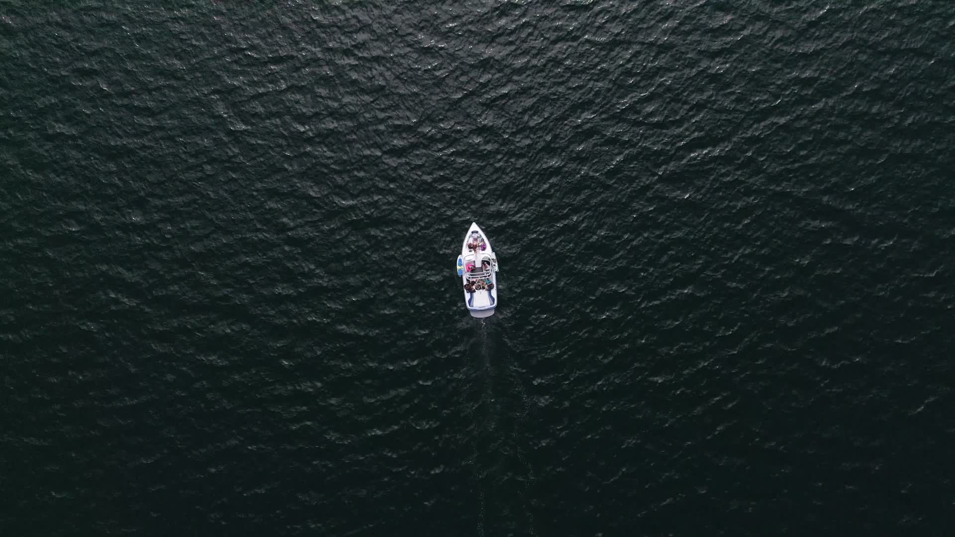 行驶深蓝色大海中的游艇航拍4k视频的预览图