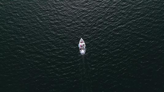 行驶深蓝色大海中的游艇航拍4k视频的预览图