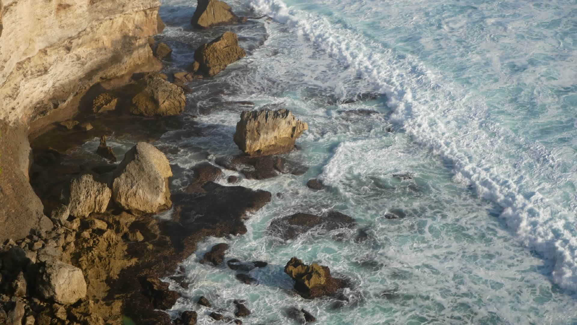 4k海中的礁石山崖海浪拍击白色的浪花视频的预览图