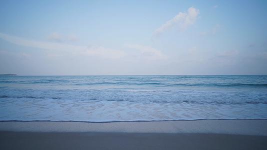 4k海浪冲向岸边的沙滩海岸线视频的预览图