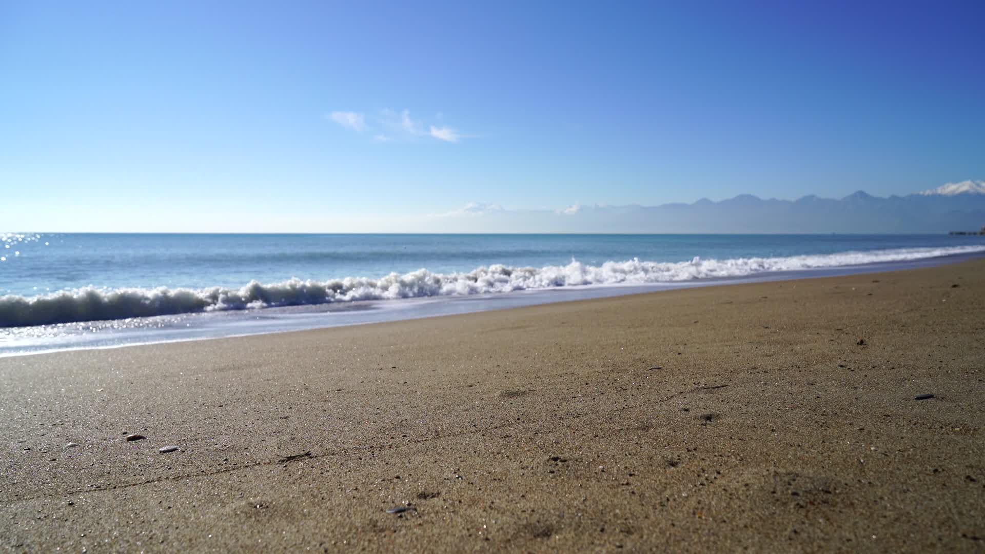 海边沙滩海浪冲向海滩4k实拍视频的预览图