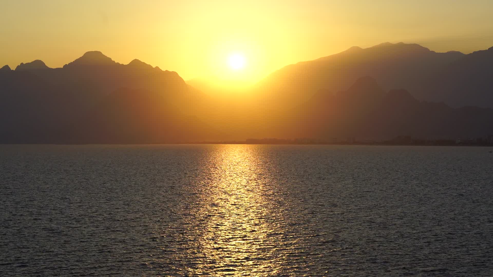 4k海边金色的夕阳落日视频的预览图