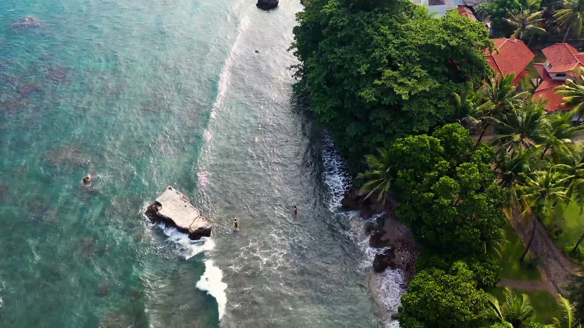 4k海岸海岛海滩海边民居航拍视频的预览图