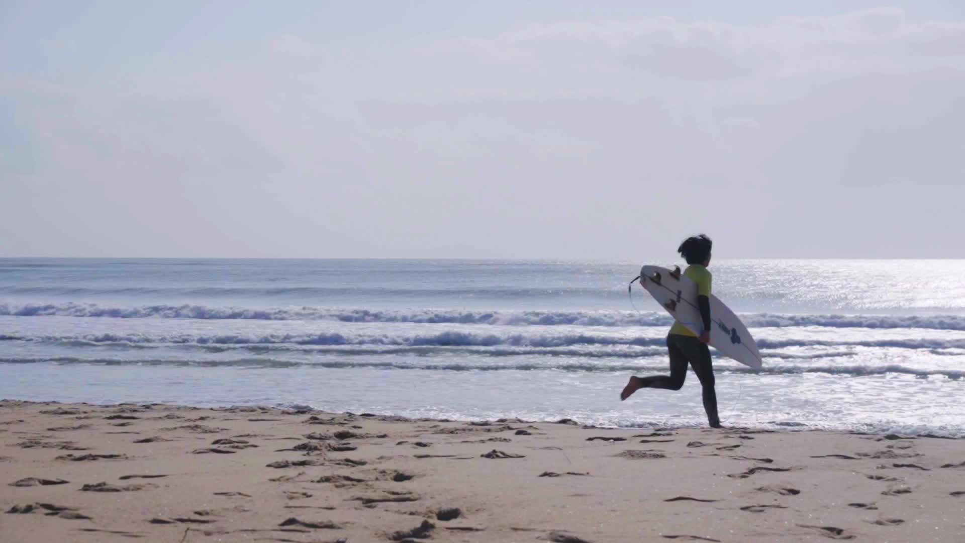日月湾浪人奔向大海慢镜头1080P视频的预览图