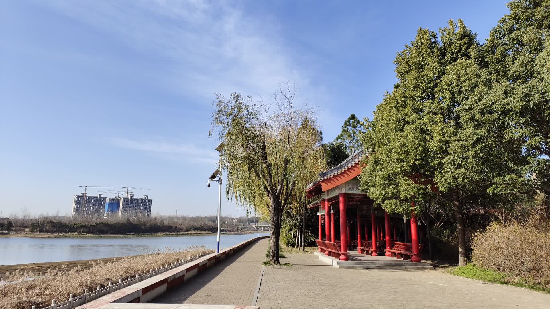 信阳平桥公园浉河三岔口河流秋天风景视频的预览图