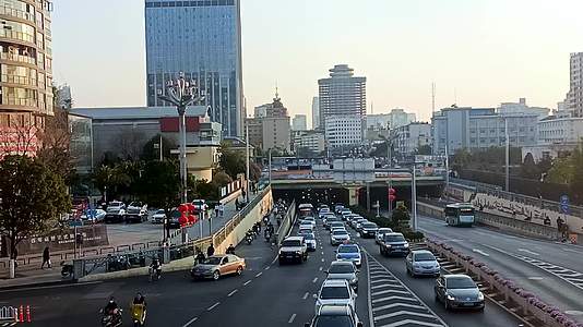 实拍昆明北京路堵车视频的预览图