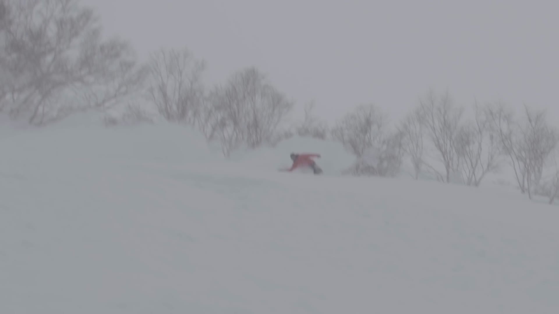 冬季雪山单板滑雪运动视频的预览图