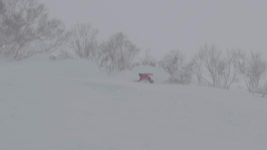冬季雪山单板滑雪运动视频的预览图
