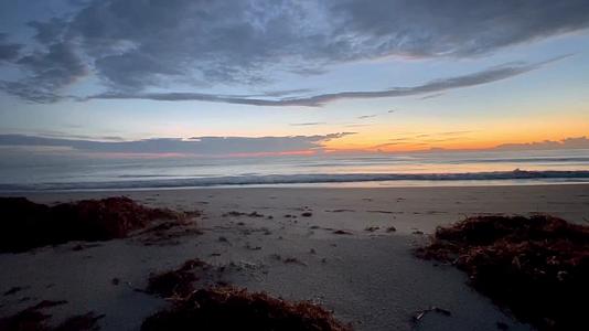傍晚海边行人唯美夕阳日落视频的预览图