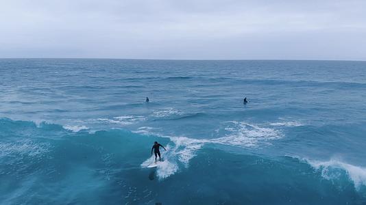 极限运动在海上冲浪的人们视频的预览图