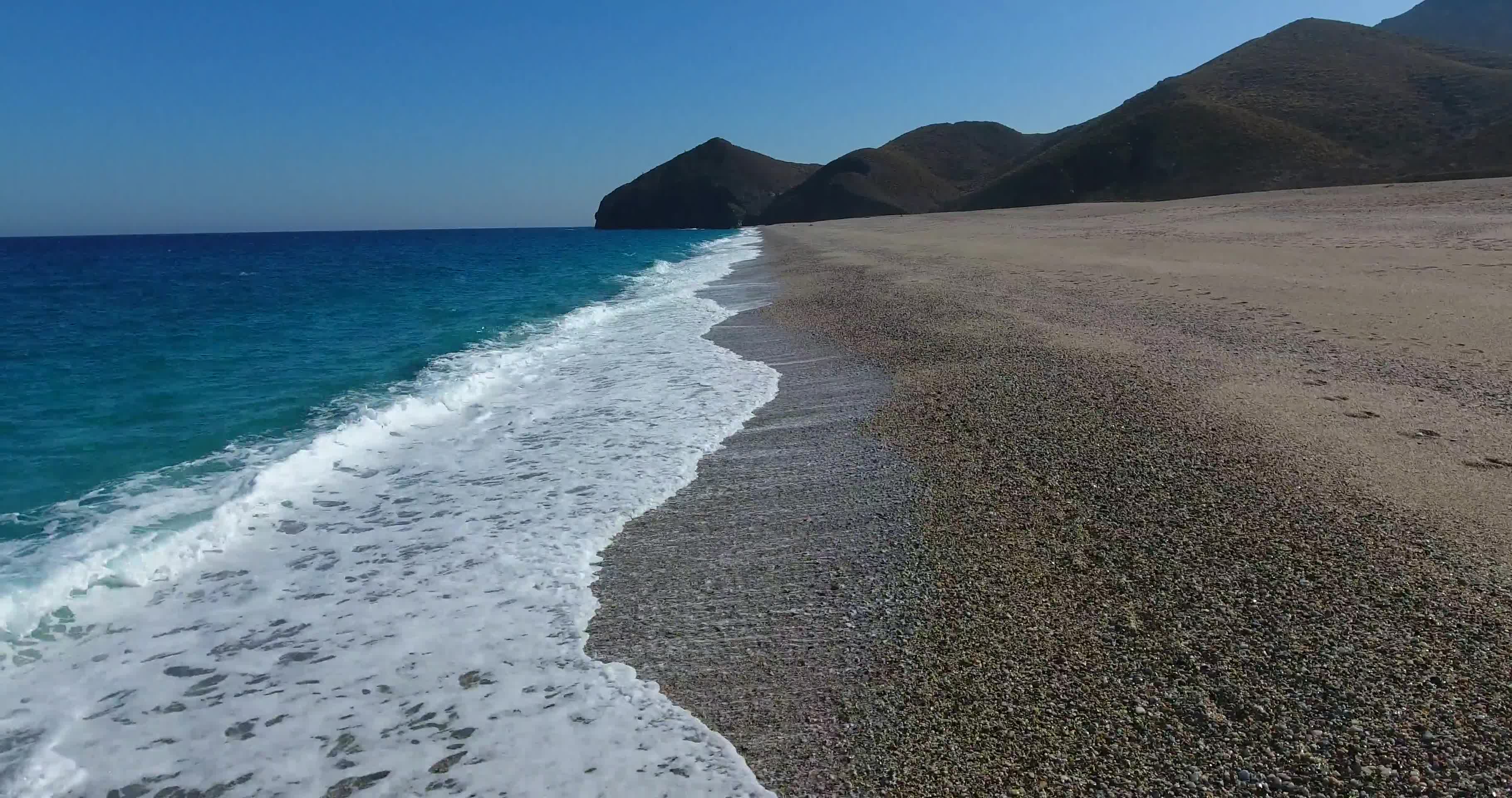 海浪轻拍海岸沙滩蓝色海水白色浪花视频的预览图