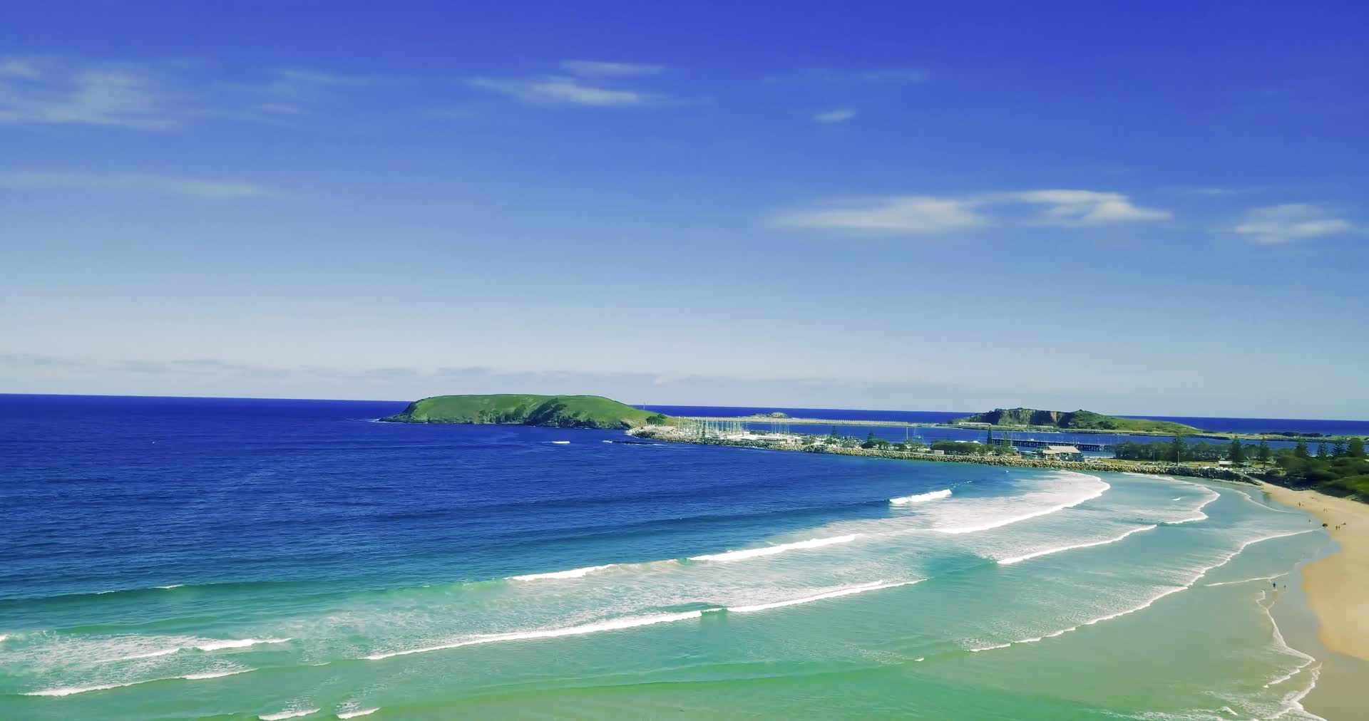 蔚蓝的大海蓝天绿色的海岛海浪冲向沙滩视频的预览图