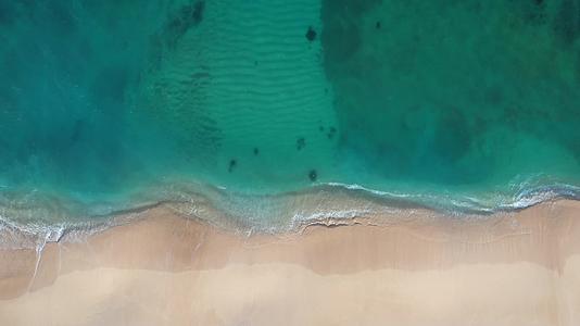 海浪轻拍海岸沙滩蓝色海水白色浪花视频的预览图