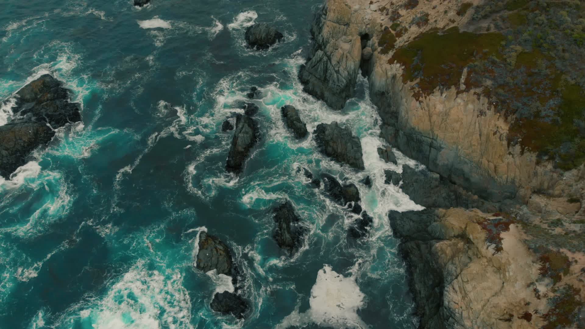 海中的山礁石海浪拍打礁石视频的预览图