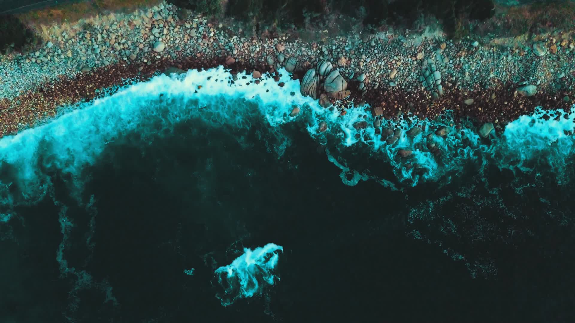 海浪冲向沙滩海边浪花海岸实拍视频的预览图
